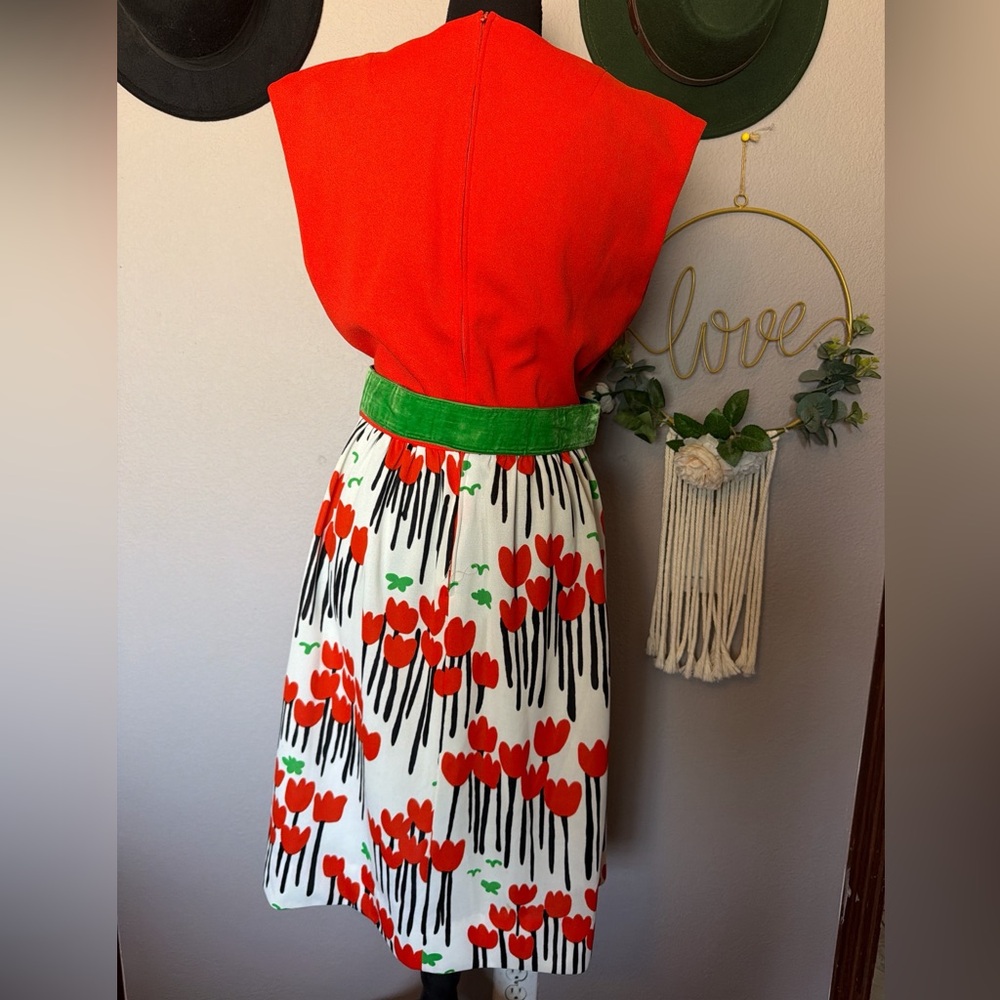 Vintage Deadstock 1970’s Leslie Fay Red and Green Floral Belted Dress - Picture 2 of 5